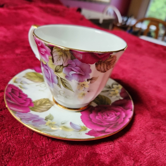 DUCHESS Fine Vintage Bone China Gilded Teacup Matching Saucer Made in England - Picture 2 of 7